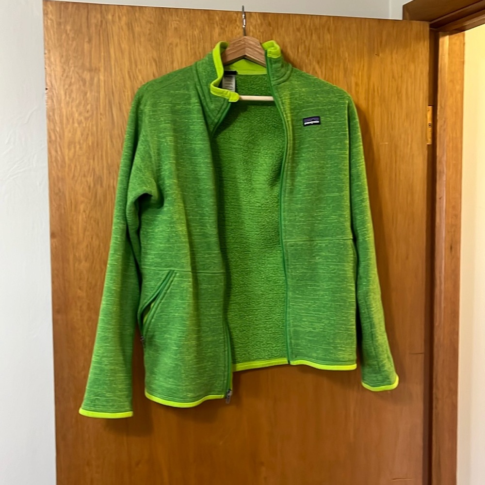 Patagonia Boys Xxl green better sweater. Great shape. No issues!